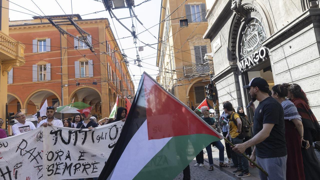 Un corteo per la Palestina in centro a Modena