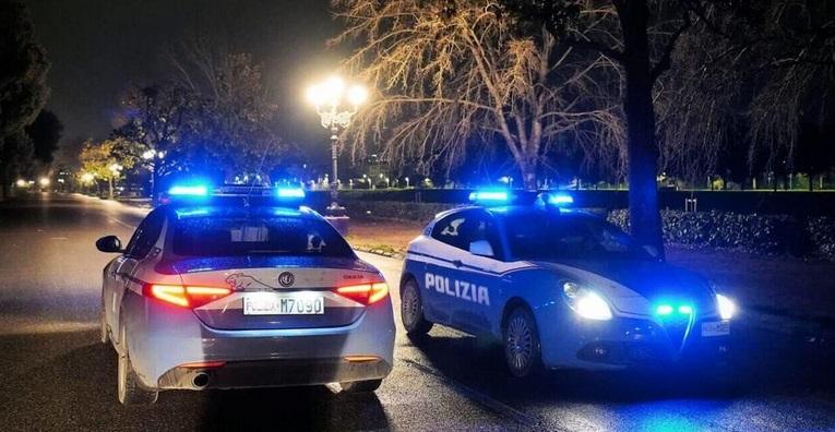 Due volanti della polizia di Stato (foto d'archivio)