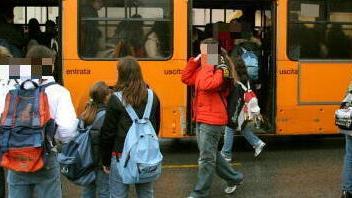 I ragazzi su un bus (foto d'archivio)
