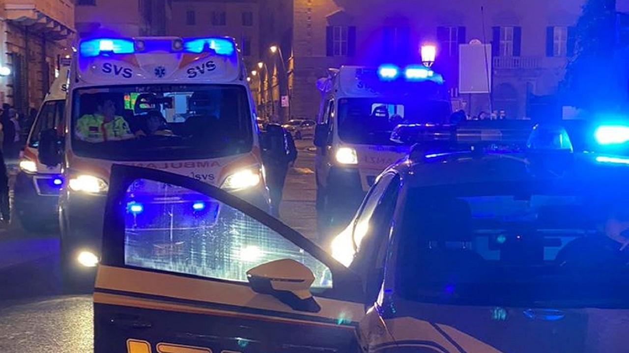 Ambulanze e volanti della polizia in centro (foto d'archivio)