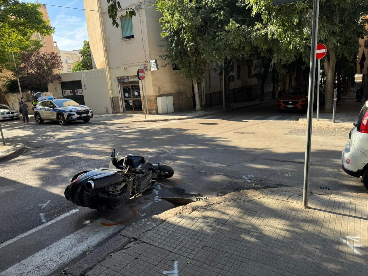 Alghero, auto contro moto in via Cravellet: un ferito
