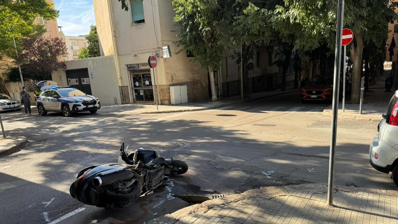 Alghero, auto contro moto in via Cravellet: un ferito