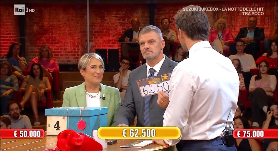 Affari Tuoi, Achille vince 75mila euro e Stefano De Martino impazzisce per lui: «Gara epica»