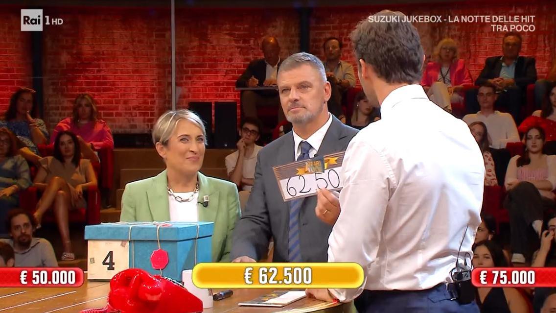 Affari Tuoi, Achille vince 75mila euro e Stefano De Martino impazzisce per lui: «Gara epica»