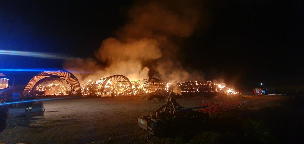 Devastante incendio di rotoballe a Casumaro, gravi danni