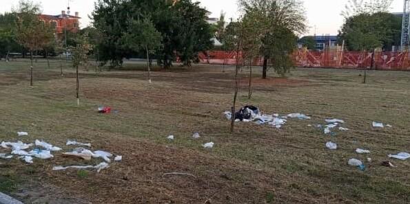 Rifiuti sparsi nel parco a Montale: «Sono persone in cerca di cibo»