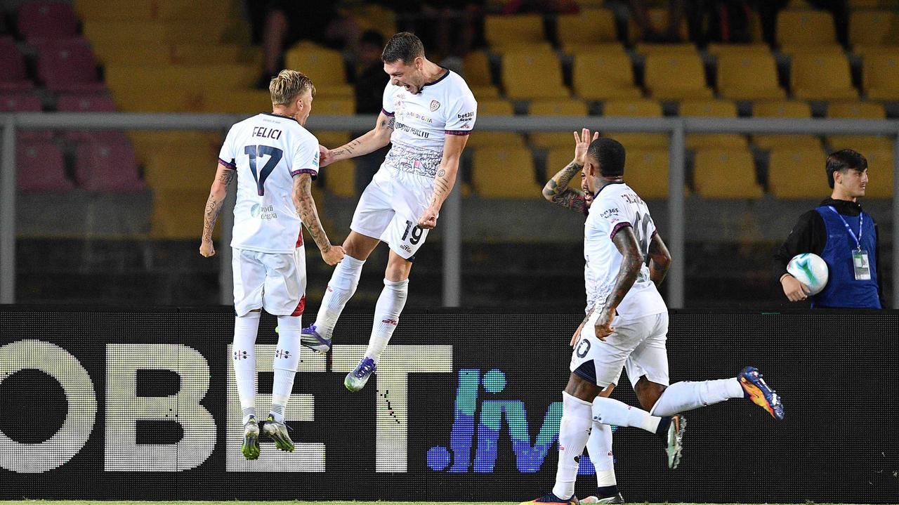 Il Cagliari vince a Lecce e si regala un weekend tra le grandi