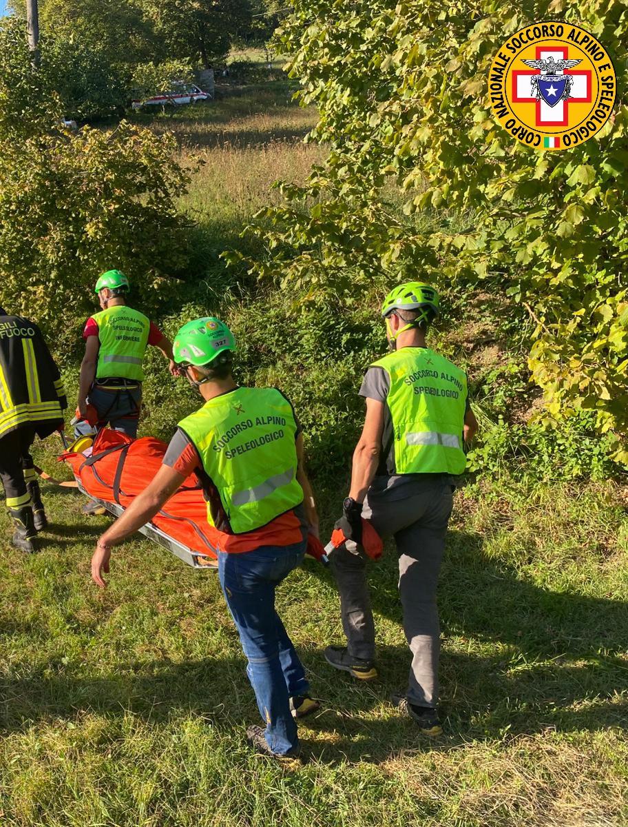 Vola con l’auto nella scarpata, ferito un uomo di 40 anni