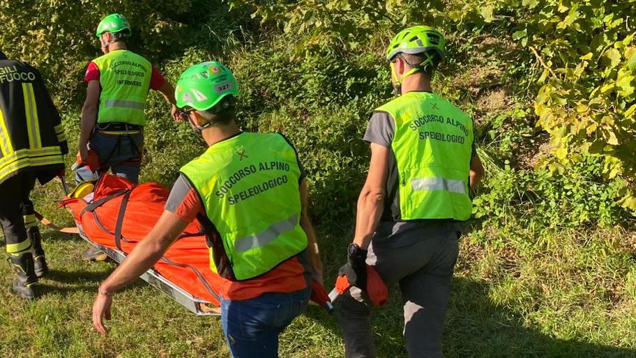 Vola con l’auto nella scarpata, ferito un uomo di 40 anni