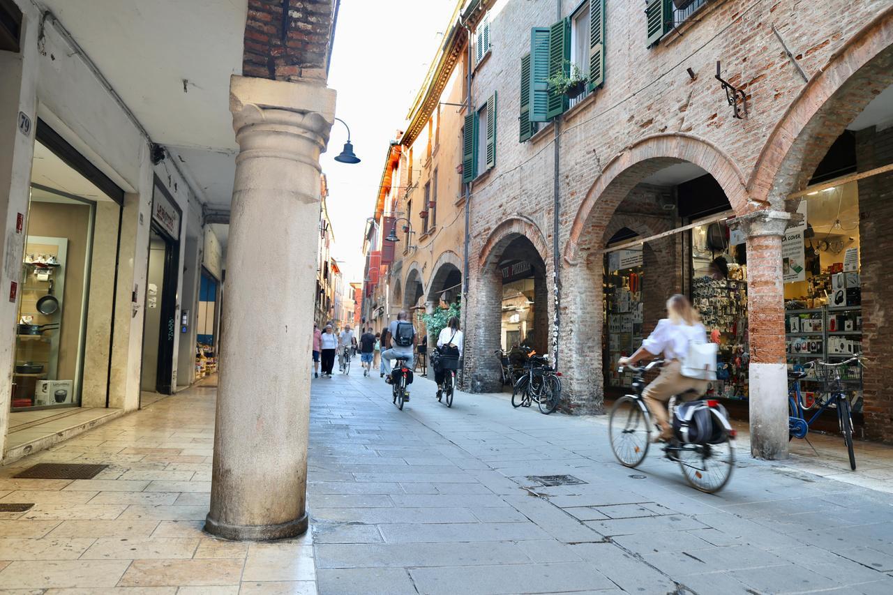 Svolta sui negozi in centro a Ferrara. Stop al cibo in San Romano