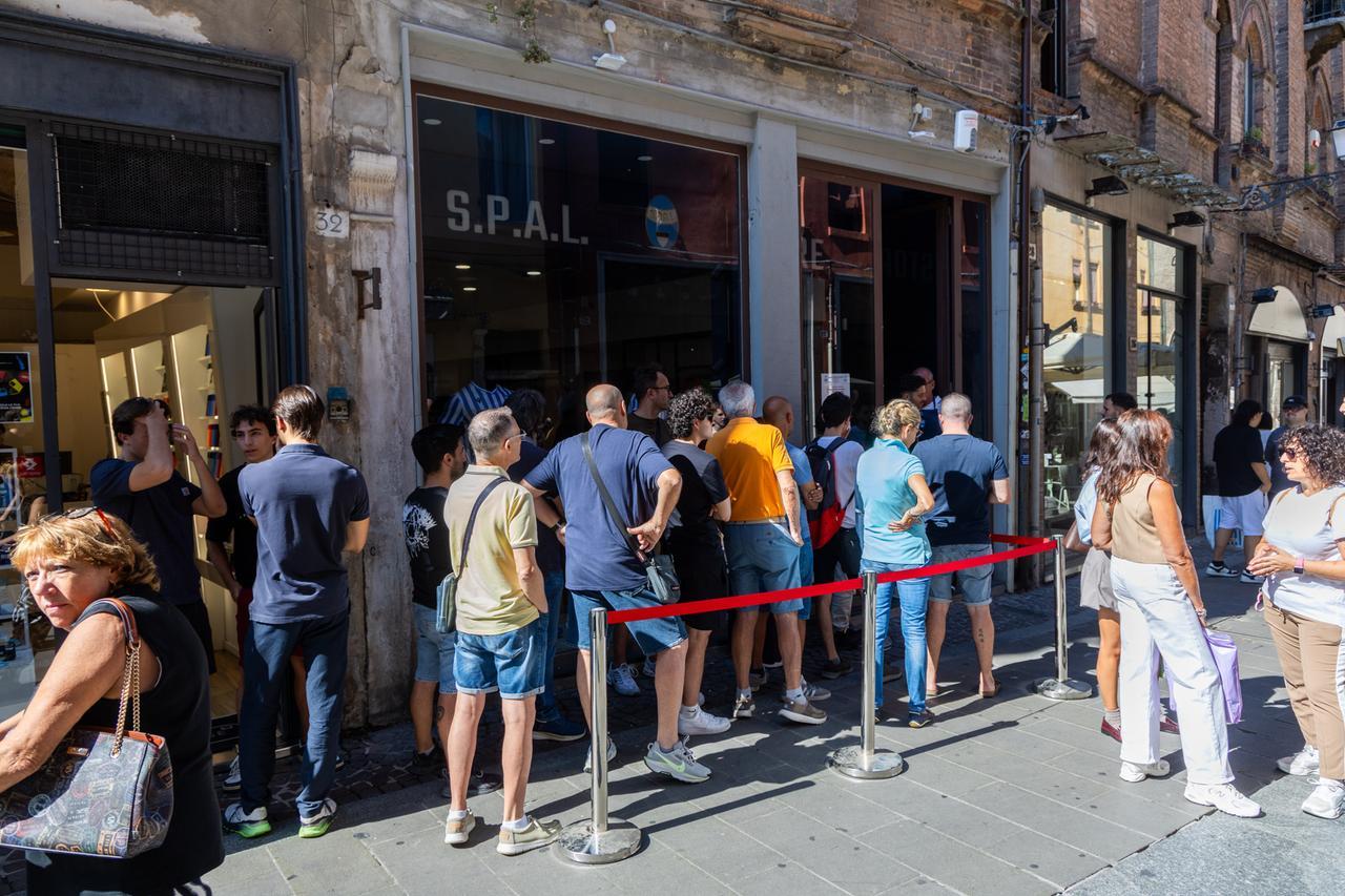 Caccia all’ultimo griffato Spal. Tutti allo store in via Mazzini per la svendita