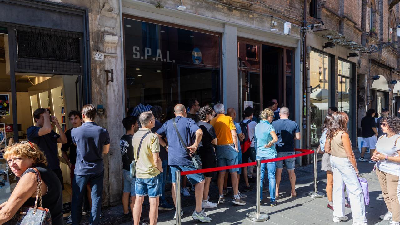 Caccia all’ultimo griffato Spal. Tutti allo store in via Mazzini per la svendita