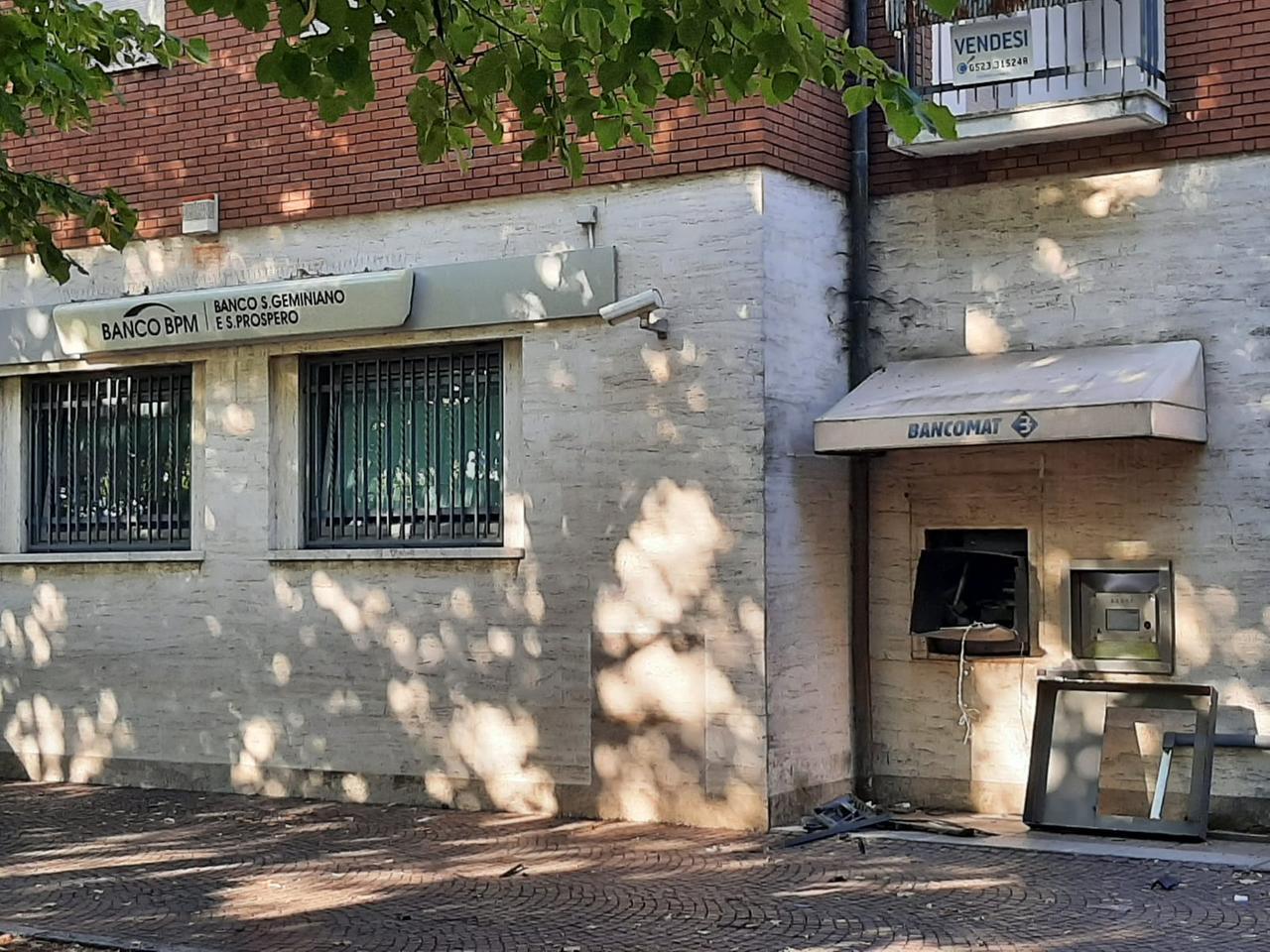 Esplosione nella notte a Praticello: assaltato il bancomat della Bpm