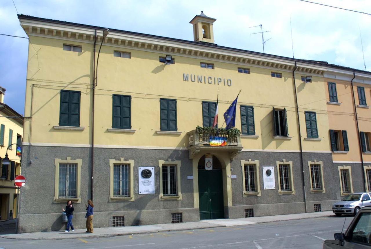 «Guarda la partita del Napoli sul cellulare durante il consiglio comunale ed esce per il minuto di silenzio per Charlie Kirk»
