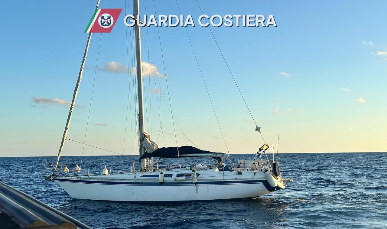 Barca a vela rischia di affondare: salvate le due persone a bordo