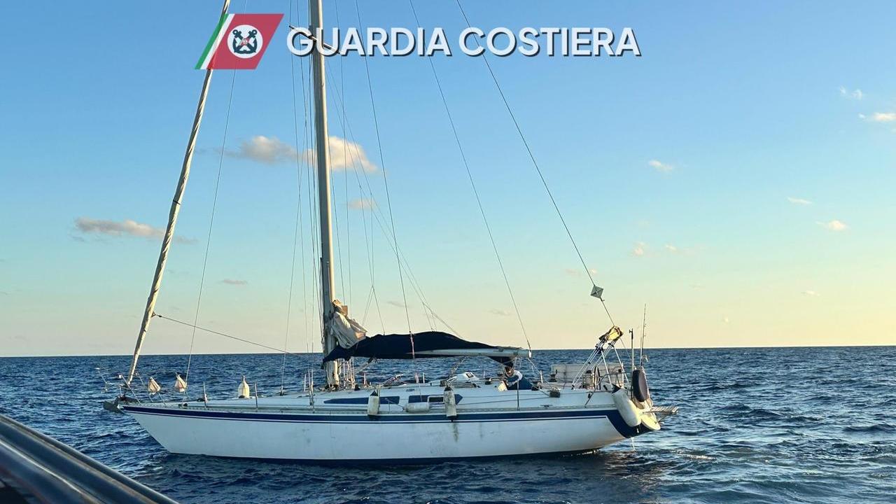 Barca a vela rischia di affondare: salvate le due persone a bordo