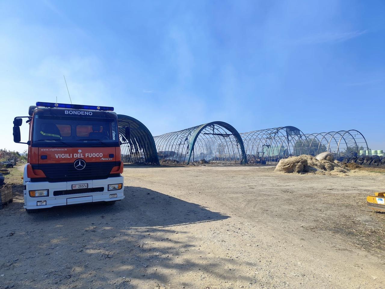 Incendio a Casumaro. Pompieri al lavoro tutta la notte: contenuto il rogo e cessate le fiamme