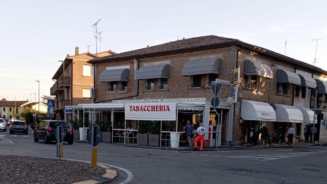 Vede al bar il collega che doveva essere in malattia e chiama il capo. Accoltellato alla gola
