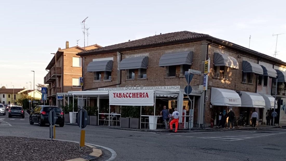 Vede al bar il collega che doveva essere in malattia e chiama il capo. Accoltellato alla gola