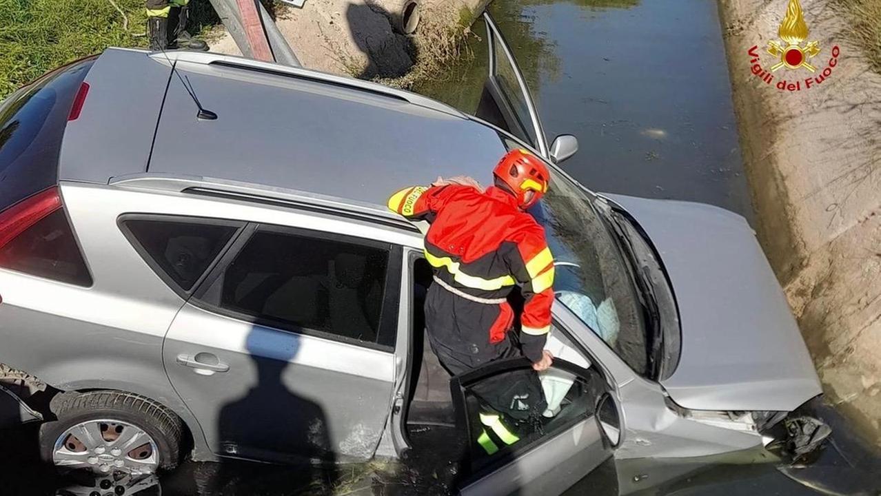 L'auto nel canale