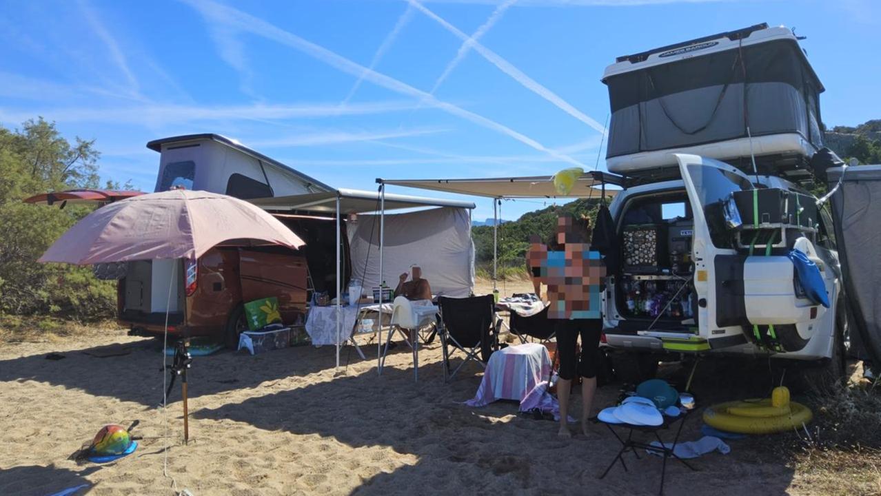 Olbia, campeggiatori abusivi in spiaggia: scattano le multe