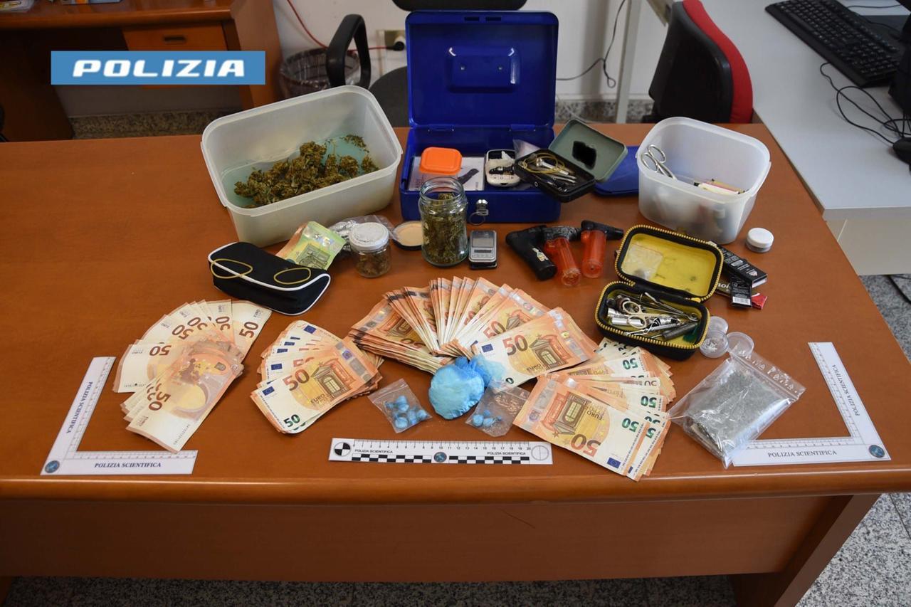 Cocaina, marijuana e 7.500 euro nascosti in casa, spacciatore arrestato dalla polizia