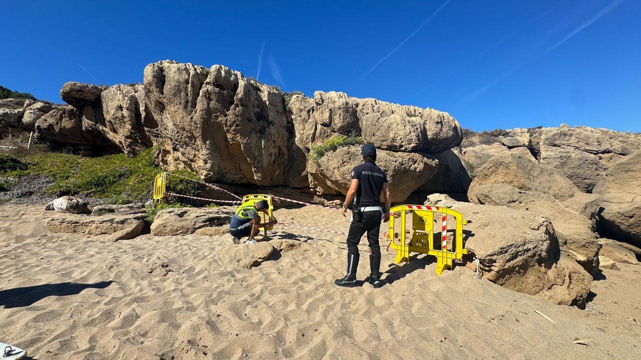 Rischio crolli a Porto Palmas, recintata l’area davanti a un costone roccioso