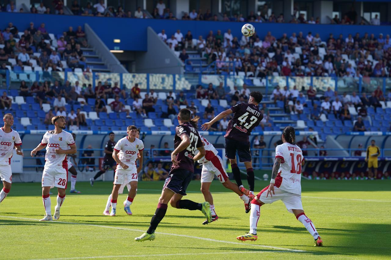 La Reggiana va sotto, sorpassa e si fa riprendere: contro il Catanzaro finisce 2-2. Rileggi la diretta minuto per minuto