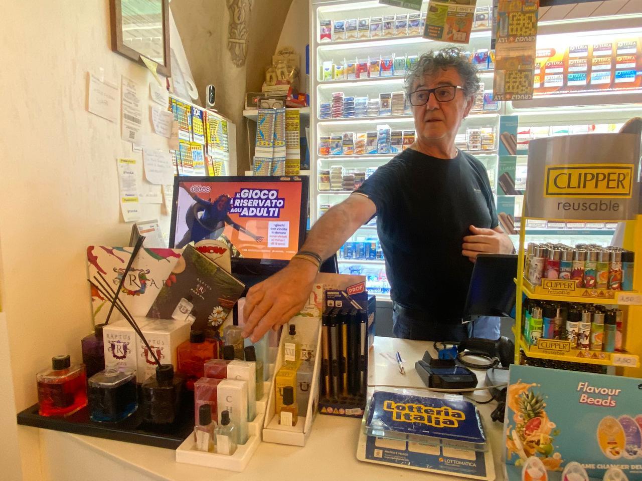 Chiede le sigarette, ruba profumi e fa cadere la tabaccaia: l’aggressione in centro storico