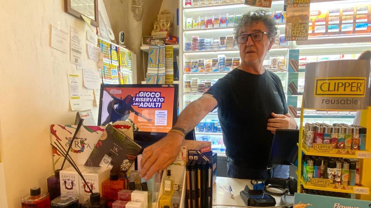 Chiede le sigarette, ruba profumi e fa cadere la tabaccaia: l’aggressione in centro storico