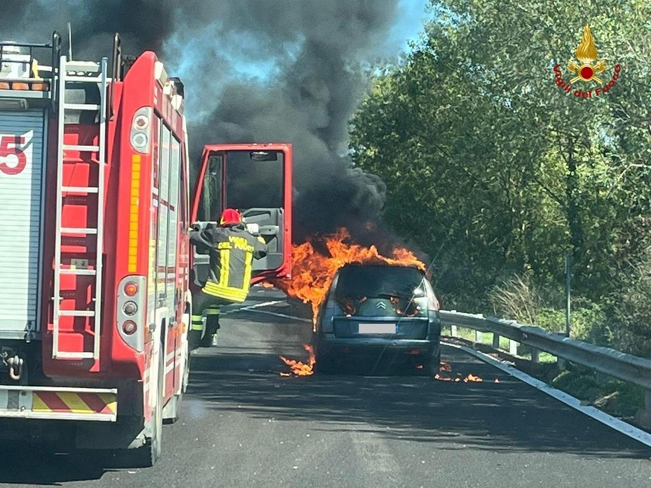 Follonica, auto a metano prende fuoco sull’Aurelia: paura per padre e figlio