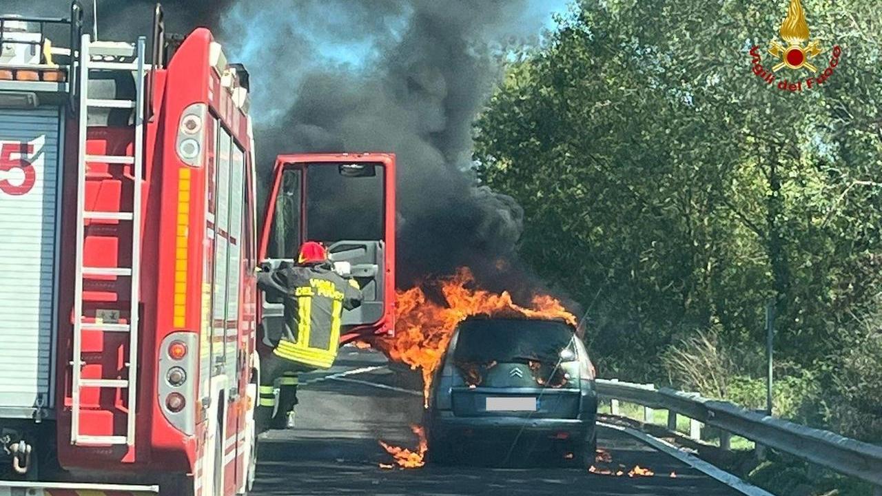 Follonica, auto a metano prende fuoco sull’Aurelia: paura per padre e figlio