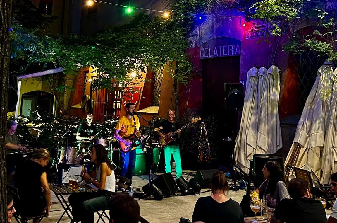 
	Il concerto della band davanti al Griffin's

