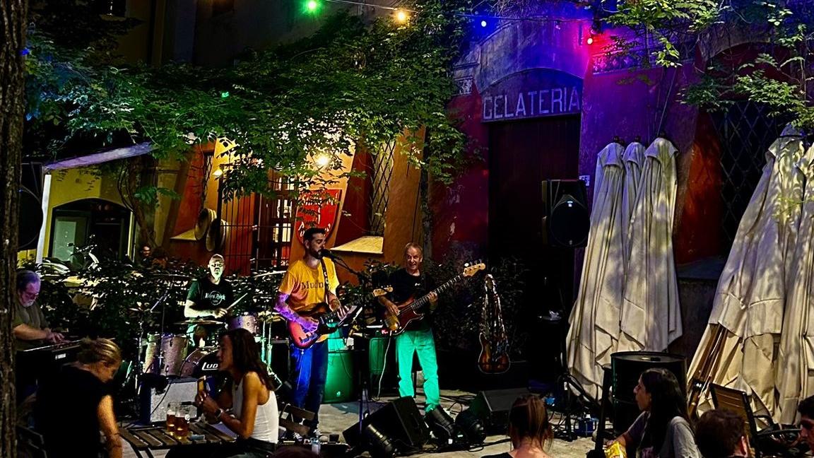 Il concerto della band davanti al Griffin's