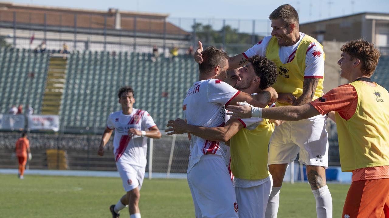 L'esultanza dei giocatori del Grosseto (foto Agenzia Bf)