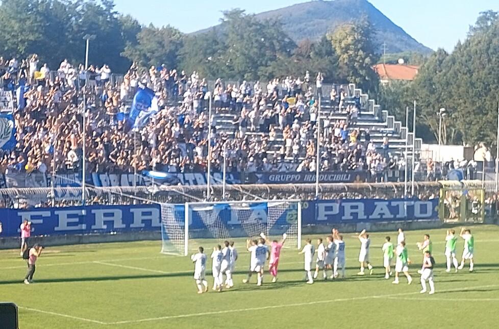 
	I tifosi fanno festa coi giocatori a fine match

