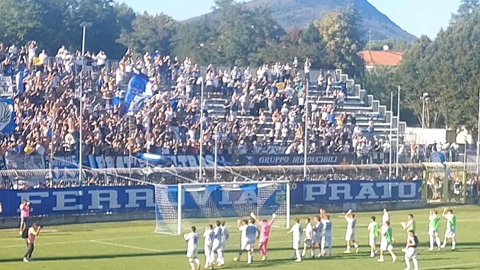 I tifosi fanno festa coi giocatori a fine match