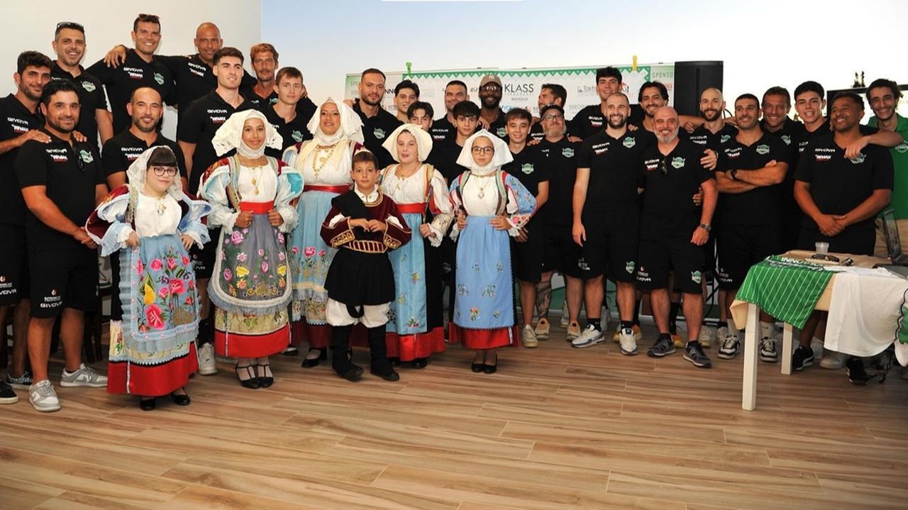 
	La squadra e lo staff <strong>(foto Mario Marongiu)</strong>

