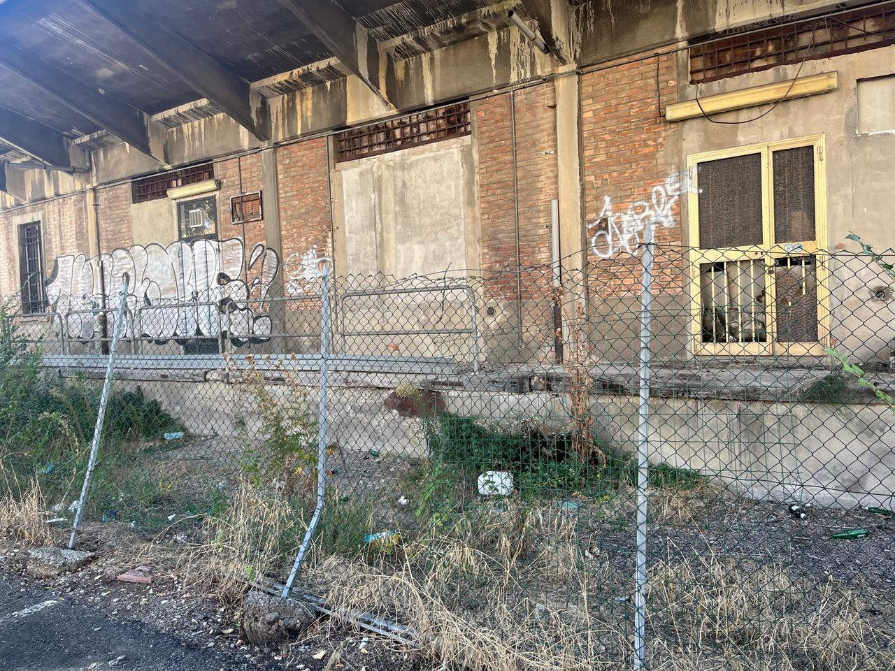 Degrado alla stazione piccola, i residenti: «Di notte svegliati dalle risse»