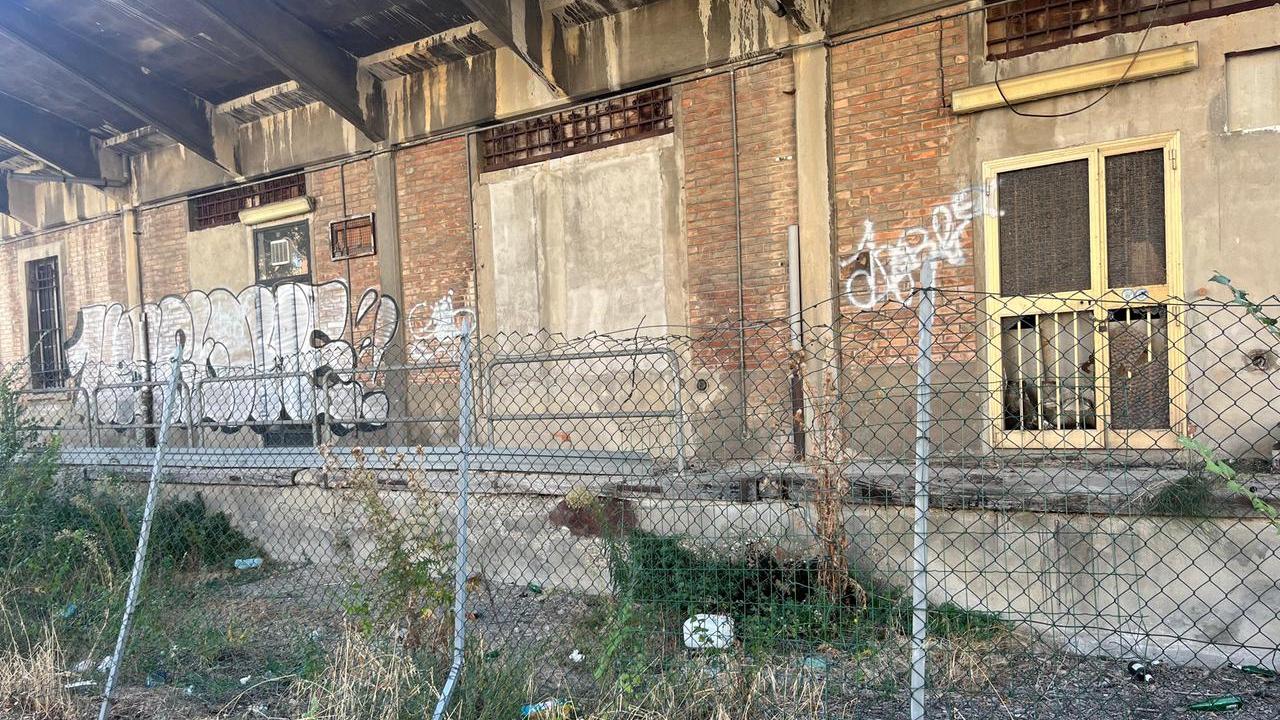 Degrado alla stazione piccola, i residenti: «Di notte svegliati dalle risse»