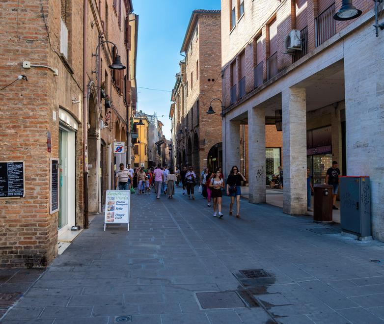 Ferrara, stop alimentari in San Romano. I commercianti: «Ben venga»