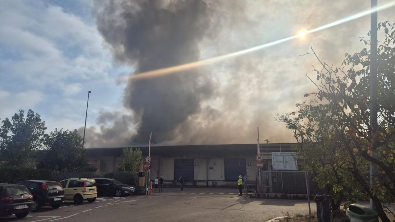 Incendio a Modena, nube di fumo nero visibile in tutta la città