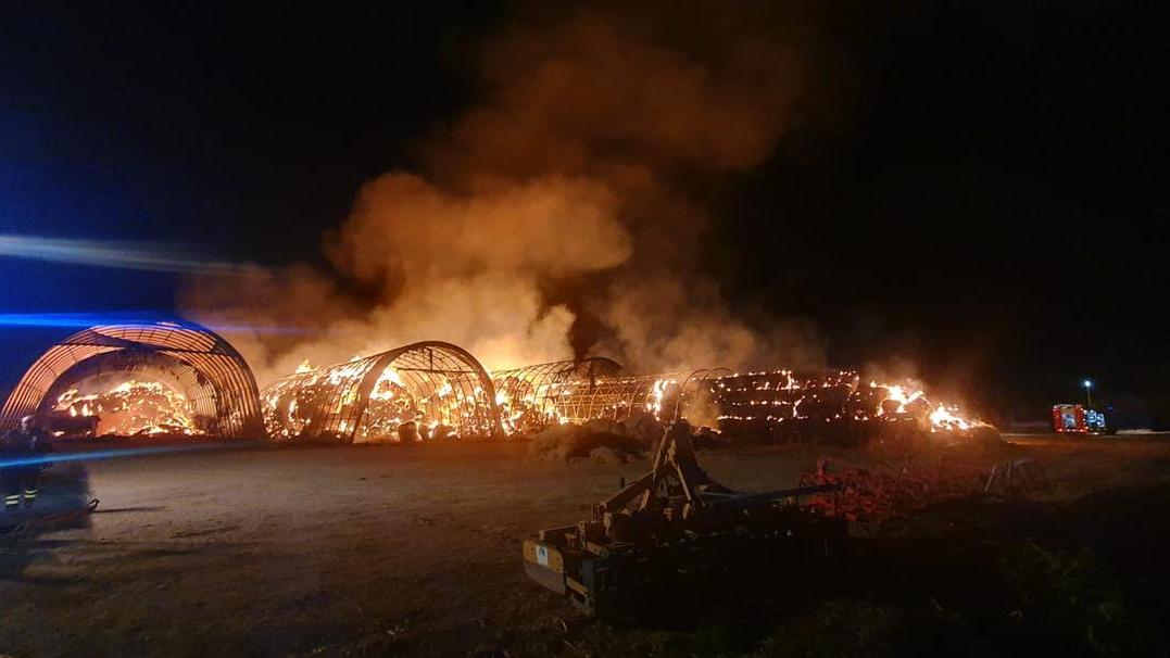 Rotoballe a fuoco a Casumaro. Dietro il rogo l’ombra del dolo