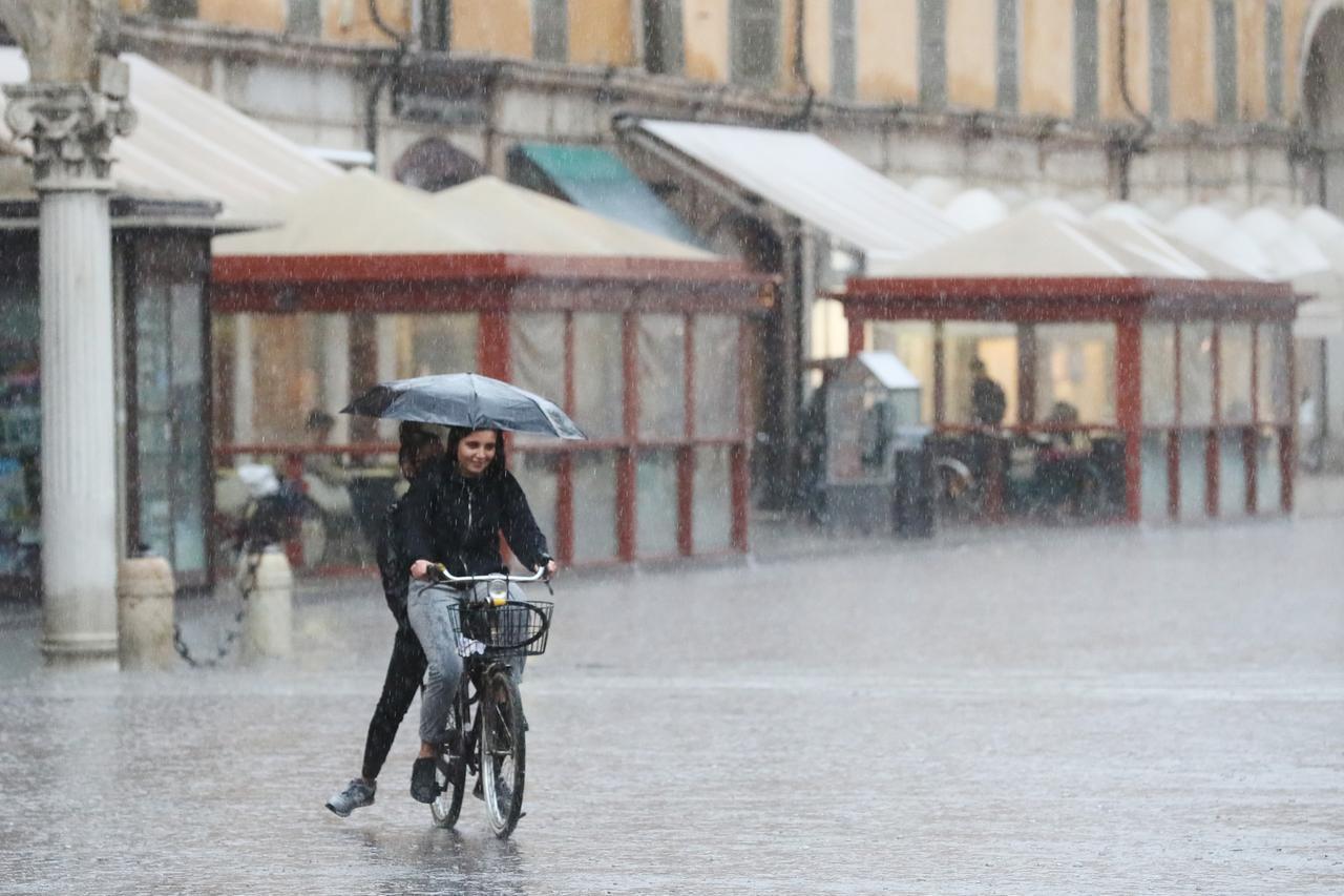 Addio estate, piogge e calo delle temperature: allerta gialla a Ferrara