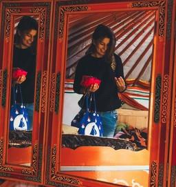 L’artista Taissia Froidure in via Roma: per una settimana raccoglierà suoni, testi e immagini