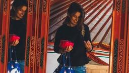 L’artista Taissia Froidure in via Roma: per una settimana raccoglierà suoni, testi e immagini