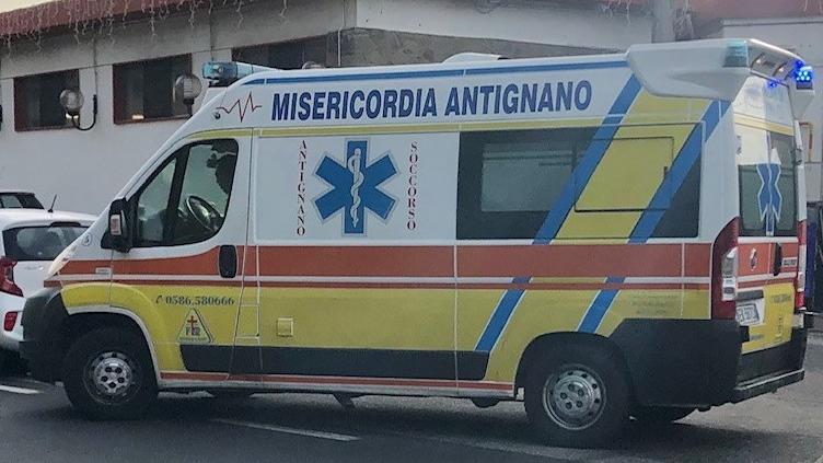 Un'ambulanza della Misericordia di Antignano (foto d'archivio)
