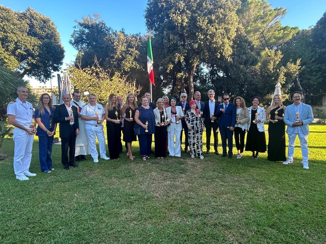 
	Oscar livornesi: il gruppo dei premiati insieme agli ospiti (foto di Silvia Castaldi)

