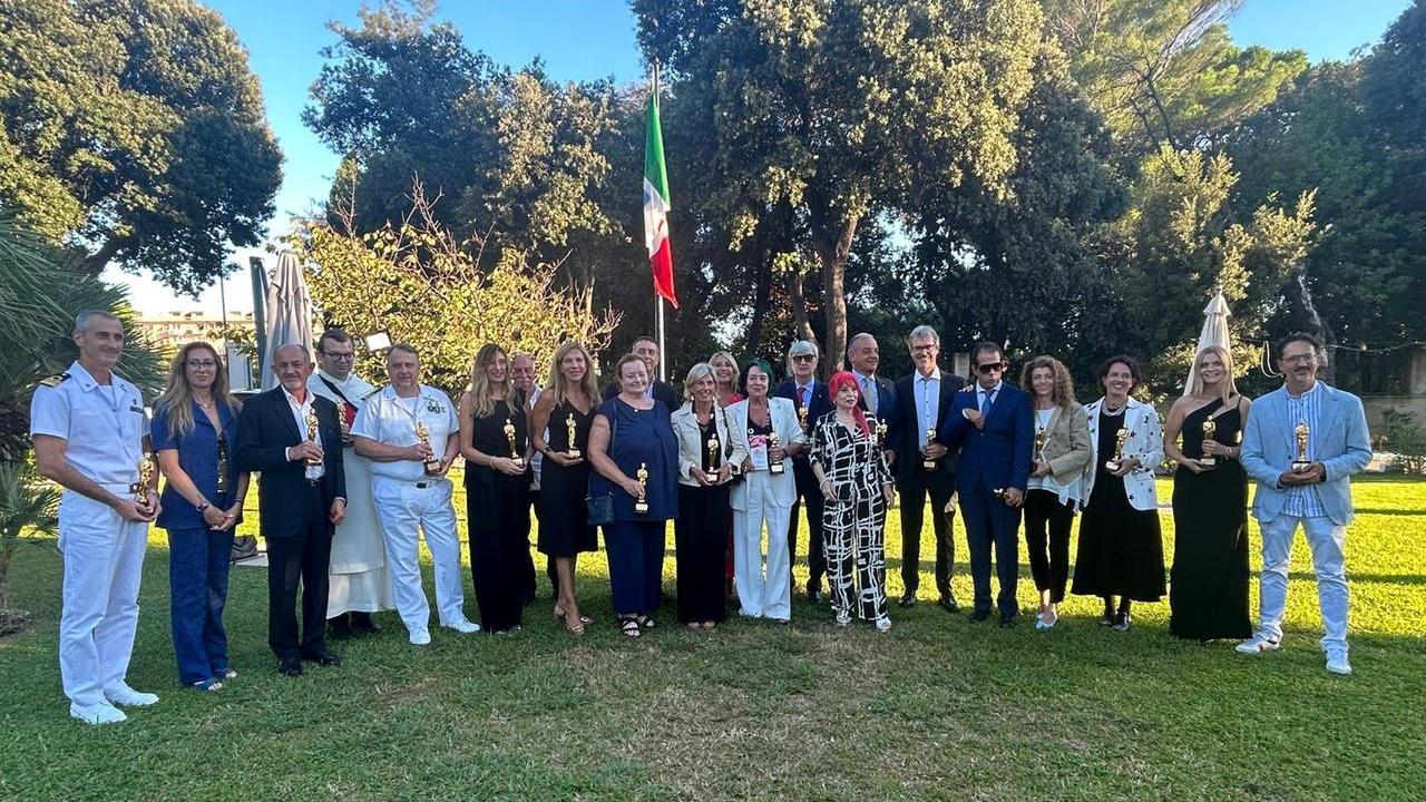Oscar livornesi: il gruppo dei premiati insieme agli ospiti (foto di Silvia Castaldi)