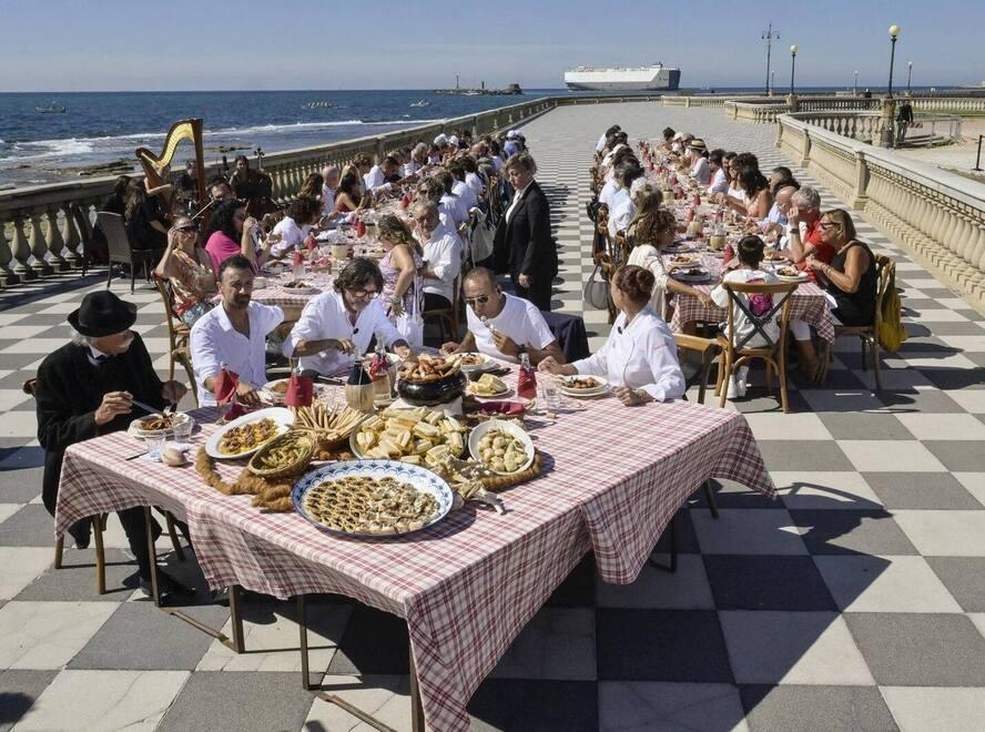 Cacciucco, torta e vini locali: il pranzo sulla Terrazza a Livorno trasmesso in Rai, ospite Carlo Conti